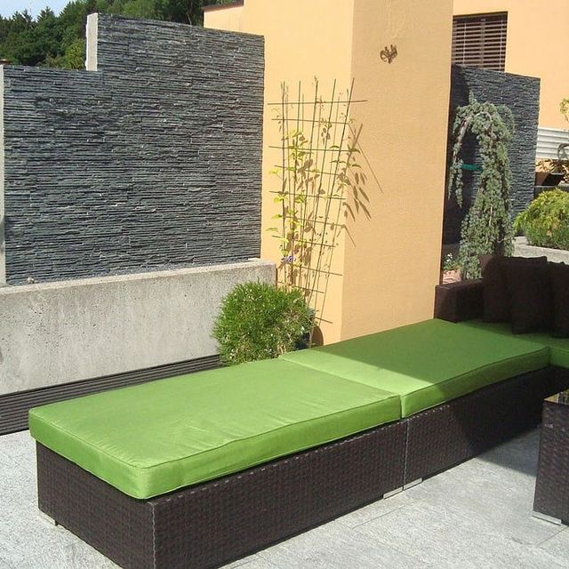 Moderne Terrasse mit hellgrauer Boden 